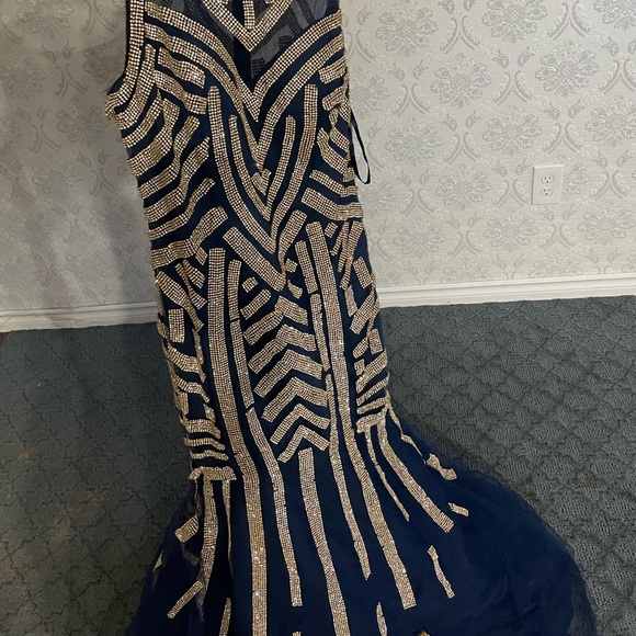 BEAUTIFUL BLUE SPARKLY DRESS GOWN - Picture 9 of 10